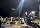 Polisi-Sambangi-Warga-di-Malam-Hari,-Polsek-Rinhat-Ajak-Masyarakat-Jaga-Kamtibmas-Bersama