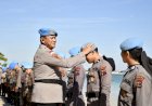 Kabidpropam-Polda-NTT-Pimpin-Penyematan-Baret-Biru-dan-Aksi-Bersih-Pantai-Pasir-Panjang