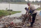 Di-Tengah-Curah-Hujan-Tinggi,-Kepedulian-Bhabinkamtibmas-dan-Warga-Mengalir-Bersama-Air-yang-Kembali-Lancar