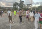 Polri-Hadir-Jaga-Sportivitas-dan-Kebersamaan,-Bhabinkamtibmas-Sasitamean-Amankan-Turnamen-Antar-Lingkungan-di-Kaputu