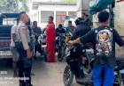 Bhabinkamtibmas-Polsek-Wewiku-Tertibkan-Antrean-BBM-di-APMS-Webriamata,-Wujudkan-Pelayanan-Aman-dan-Kondusif-bagi-Masyarakat