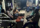 Hadir-Menembus-Gerimis-Malam,-Polsek-Wewiku-Tebarkan-Rasa-Aman-dan-Perkuat-Kedekatan-dengan-Masyarakat