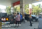 Polsek-Wewiku-Tertibkan-Antrean-BBM-di-APMS-Webriamata,-Cegah-Penimbunan-dan-Jaga-Kondusivitas