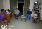 Anggota-Polsek-Laenmanen-Sambangi-Warga-dari-Rumah-ke-Rumah,-Edukasi-Kamtibmas-untuk-Cegah-Kenakalan-Remaja