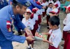 Sambut-HUT-ke-81-RI,-Ditpolairud-Polda-NTT-Bagikan-Bendera-dan-Alat-Tulis-untuk-Warga-Pesisir-Flotim