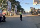Pagi-Hari-di-Kota-Betun,-Sat-Lantas-Polres-Malaka-Hadir-Atur-Lalu-Lintas-dan-Edukasi-Pengendara