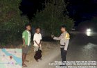 Malam-Hari,-Polisi-Susuri-Permukiman-Warga-Weliman-untuk-Pastikan-Situasi-Tetap-Aman