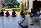 Dari-Rumah-ke-Rumah,-Bhabinkamtibmas-Tunabesi-Bangun-Kesadaran-Warga-Jaga-Lingkungan-dan-Kamtibmas
