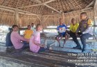 Bhabinkamtibmas-Kobalima-Hadir-di-Tengah-Warga,-Bangun-Kepedulian-Jaga-Keamanan-Lingkungan