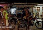 Malam-Hari,-Polisi-Hadir-di-Tengah-Warga-Wewiku-untuk-Jaga-Situasi-Tetap-Kondusif