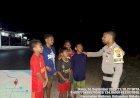 Patroli-Dialogis-Polsek-Weliman,-Polisi-Sapa-Warga-dan-Anak-Anak-di-Malam-Hari
