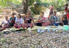 Tak-Ada-Sekat-antara-Seragam-dan-Rakyat,-Kapolres-Malaka-Makan-Siang-Bersama-Warga-dalam-Prosesi-Adat-Uma-Dato-Nonot
