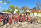 Empat-Kilometer-Merawat-Persaudaraan,-Kapolres-Malaka-Berjalan-Bersama-Masyarakat-dalam-Prosesi-Adat-Uma-Dato-Nonot