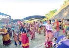 Larut-dalam-Tebe,-Kapolres-Malaka-Ikut-Menari-Bersama-Masyarakat-Saat-Tiba-di-Rumah-Adat-Uma-Dato-Nonot