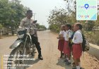 Polisi-Sahabat-Anak,-Polsek-Kobalima-Sapa-Siswa-SD-Saat-Pulang-Sekolah-dengan-Pesan-Humanis