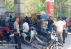 Polsek-Wewiku-Tertibkan-Antrean-BBM-di-APMS-Webriamata,-Jaga-Pelayanan-Tetap-Aman-dan-Lancar