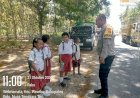 Polisi-Peduli-Pendidikan,-Polsek-Wewiku-Sapa-Ramah-Anak-anak-SD-Saat-Pulang-Sekolah