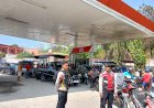 Polres-Malaka-Hadir-di-SPBU-Laran-dan-Labarai,-Pastikan-Antrean-BBM-Tertib-dan-Arus-Lalu-Lintas-Lancar