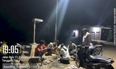 Polisi-Sambangi-Warga-di-Malam-Hari,-Polsek-Rinhat-Ajak-Masyarakat-Jaga-Kamtibmas-Bersama