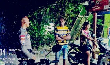 Bhabinkamtibmas-Polsek-Wewiku-Aktif-Sambangi-Warga-Saat-Patroli-Malam,-Ciptakan-Situasi-Aman-dan-Kondusif
