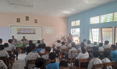 Tanamkan-Budaya-Anti-Kekerasan,-Polres-Malaka-Edukasi-Pelajar-SMP-Kristen-Betun