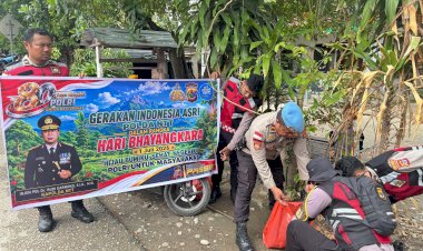 Sat-Samapta-Polres-Malaka-bersihkan-Pasar-Beiabuk,-ciptakan-lingkungan-yang-bersih-dan-nyaman-bagi-masyarakat