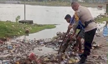 Di-Tengah-Curah-Hujan-Tinggi,-Kepedulian-Bhabinkamtibmas-dan-Warga-Mengalir-Bersama-Air-yang-Kembali-Lancar