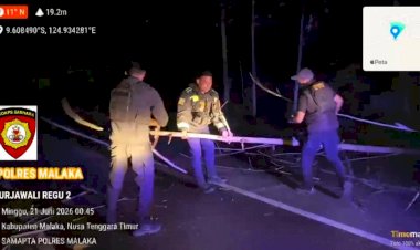 Patroli-Perintis-Presisi-Polres-Malaka-Jaga-Kondusivitas-Wilayah-dan-Bantu-Bersihkan-Pohon-Tumbang