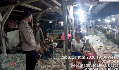 Berkunjung-ke-pasar,-personel-Polsek-Malaka-Barat-sampaikan-pesan-kamtibmas-kepada-masyarakat