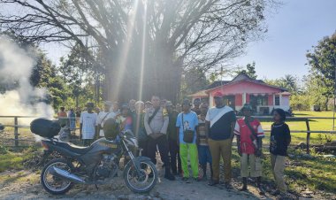 Bhabinkamtibmas-Bersama-Warga-Gelar-Jumat-Bersih,-Perkuat-Semangat-Gotong-Royong-di-Desa-Rainawe