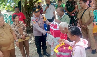 Wakil-Bupati-Malaka-Tinjau-Korban-Kebakaran-di-Numponi,-Polri-Dampingi-Penyaluran-Bantuan-Pemerintah