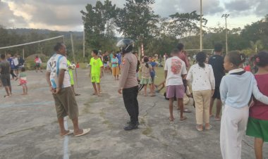 Polri-Hadir-Jaga-Sportivitas-dan-Kebersamaan,-Bhabinkamtibmas-Sasitamean-Amankan-Turnamen-Antar-Lingkungan-di-Kaputu