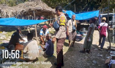 Polsek-Wewiku-Gelar-Patroli-Dialogis-di-Pasar-Wanibesak,-Wujudkan-Kamtibmas-Aman-dan-Kondusif