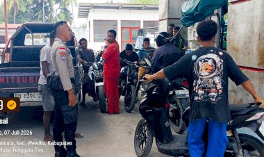 Bhabinkamtibmas-Polsek-Wewiku-Tertibkan-Antrean-BBM-di-APMS-Webriamata,-Wujudkan-Pelayanan-Aman-dan-Kondusif-bagi-Masyarakat