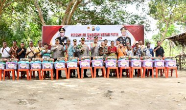Kapolda-NTT-Salurkan-Bantuan-Sosial-kepada-Warga-Desa-Benu-Usai-Resmikan-Jembatan-Merah-Putih