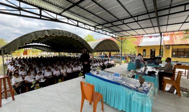Tanamkan-Generasi-Bebas-Narkoba,-Satresnarkoba-Polres-Malaka-Edukasi-Peserta-MPLS-di-SMA-Negeri-Harekakae
