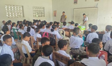 Polisi-Sahabat-Anak,-Bhabinkamtibmas-Polsek-Malaka-Timur-Tanamkan-Nilai-Anti-Perundungan-kepada-Peserta-MPLS-SMPK-Seon