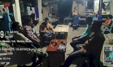 Hadir-Menembus-Gerimis-Malam,-Polsek-Wewiku-Tebarkan-Rasa-Aman-dan-Perkuat-Kedekatan-dengan-Masyarakat