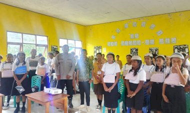 Polsek-Laenmanen-Bekali-Peserta-MPLS-SMA-Katolik-Santo-Dominggus-Rafau-dengan-Edukasi-Bahaya-Narkoba-dan-Tertib-Berlalu-Lintas