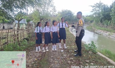 Bhabinkamtibmas-Polsek-Weliman-Sapa-Pelajar-Lewat-Patroli-Dialogis,-Tanamkan-Budaya-Tertib-dan-Peduli-Kamtibmas