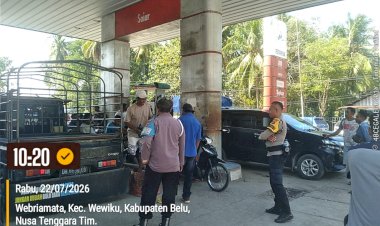Polsek-Wewiku-Tertibkan-Antrean-BBM-di-APMS-Webriamata,-Cegah-Penimbunan-dan-Jaga-Kondusivitas