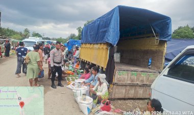 Polsek-Weliman-Hadir-Amankan-Aktivitas-Pasar-Mingguan-Bestaek,-Wujudkan-Rasa-Aman-bagi-Pedagang-dan-Pengunjung
