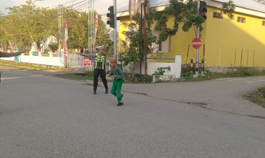 Langkah-Tulus-di-Pagi-Hari,-Satlantas-Polres-Malaka-Hadir-Menjaga-Keselamatan-dan-Mengantar-Harapan-Anak-Bangsa