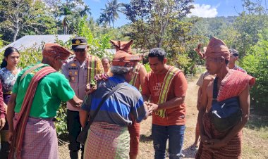 Polri-dan-Masyarakat-Bersatu-dalam-Tradisi-Adat,-Kapolsek-Sasitamean-Hadiri-Syukuran-Putra-Daerah-yang-Menjadi-Anggota-Polri