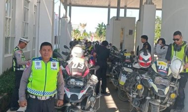 Satlantas-Polres-Malaka-Pastikan-Perjalanan-Rombongan-MOGE-GASAX-FLOBAMORATA-Aman-dan-Lancar-di-Jalur-Perbatasan