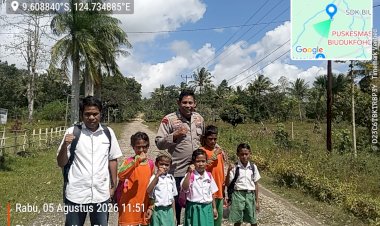 Polsek-Rinhat-Hadir-Sebagai-Polisi-Sahabat-Anak,-Berikan-Edukasi-Humanis-Saat-Temui-Pelajar-Pulang-Sekolah