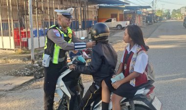 Wujud-Kepedulian-kepada-Masyarakat,-Sat-Lantas-Polres-Malaka-Hadir-Jaga-Keselamatan-Pengguna-Jalan-di-Kota-Betun