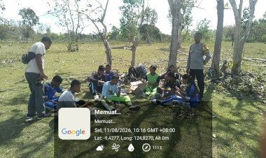 Bhabinkamtibmas-Polsek-Laenmanen-Patroli-Siang,-Ajak-Warga-Bersama-Cegah-Gangguan-Kamtibmas