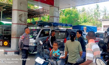 Polsek-Wewiku-Hadir-di-APMS-Webriamata,-Pastikan-Antrean-BBM-Tertib-dan-Pelayanan-Berjalan-Aman
