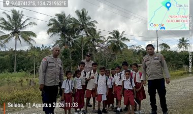 Polisi-Hadir-di-Tengah-Masyarakat,-Polsek-Rinhat-Edukasi-Warga-dan-Anak-Sekolah-Cegah-Gangguan-Kamtibmas